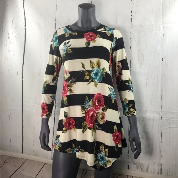 Emerald b&w tunic with flowers - Picture 1 of 6